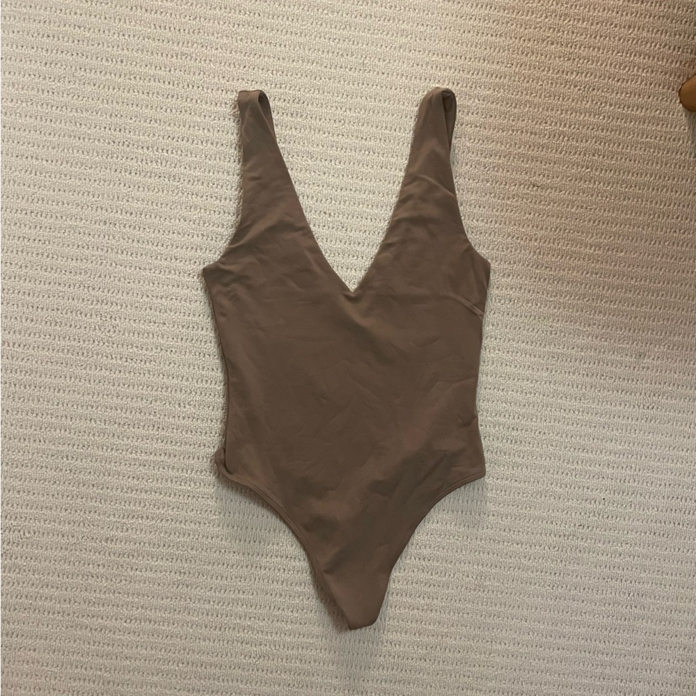 Babaton Aritzia Contour V-neck Bodysuit